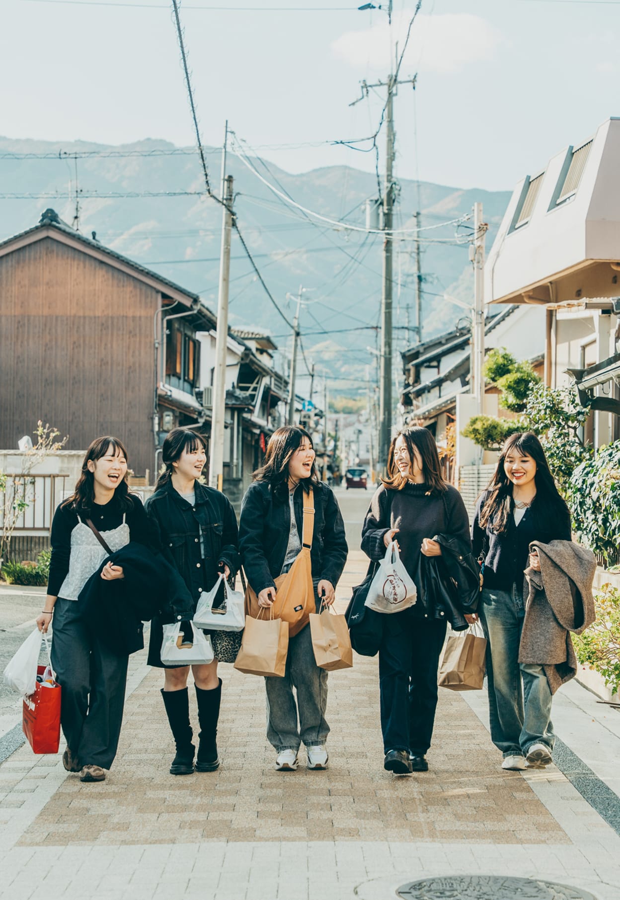 地域を歩きながら対話する人たち