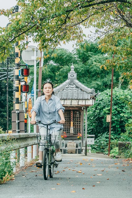 日本の町を自転車で巡る人